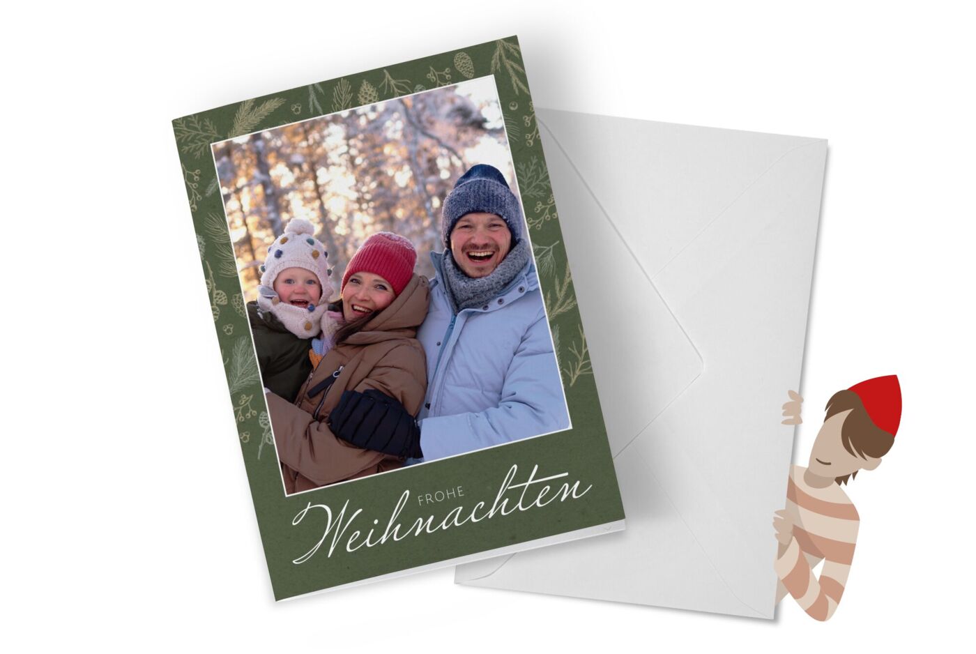 Strahlende Familie mit Kindern in warmer Winterkleidung, lächelnd vor winterlicher Kulisse.